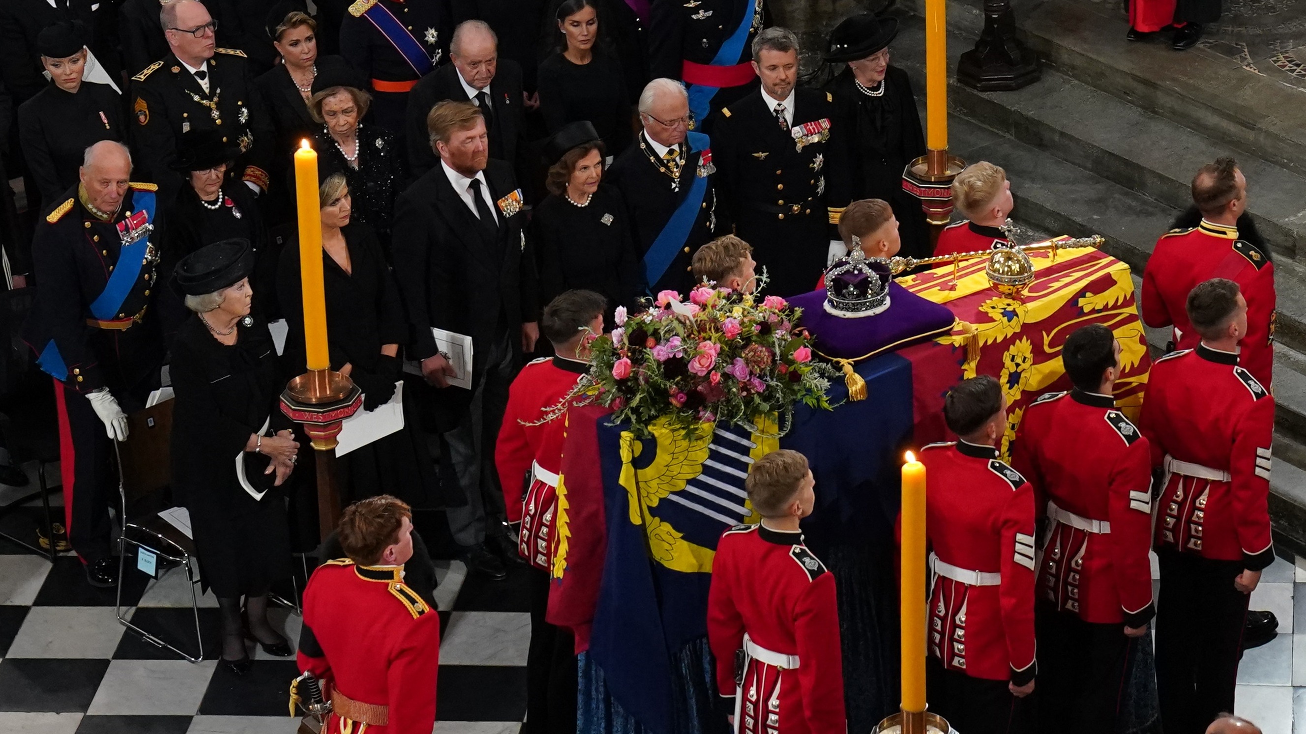 Willem-Alexander, Máxima En Beatrix Op Eerste Rij Bij Uitvaart Koningin ...