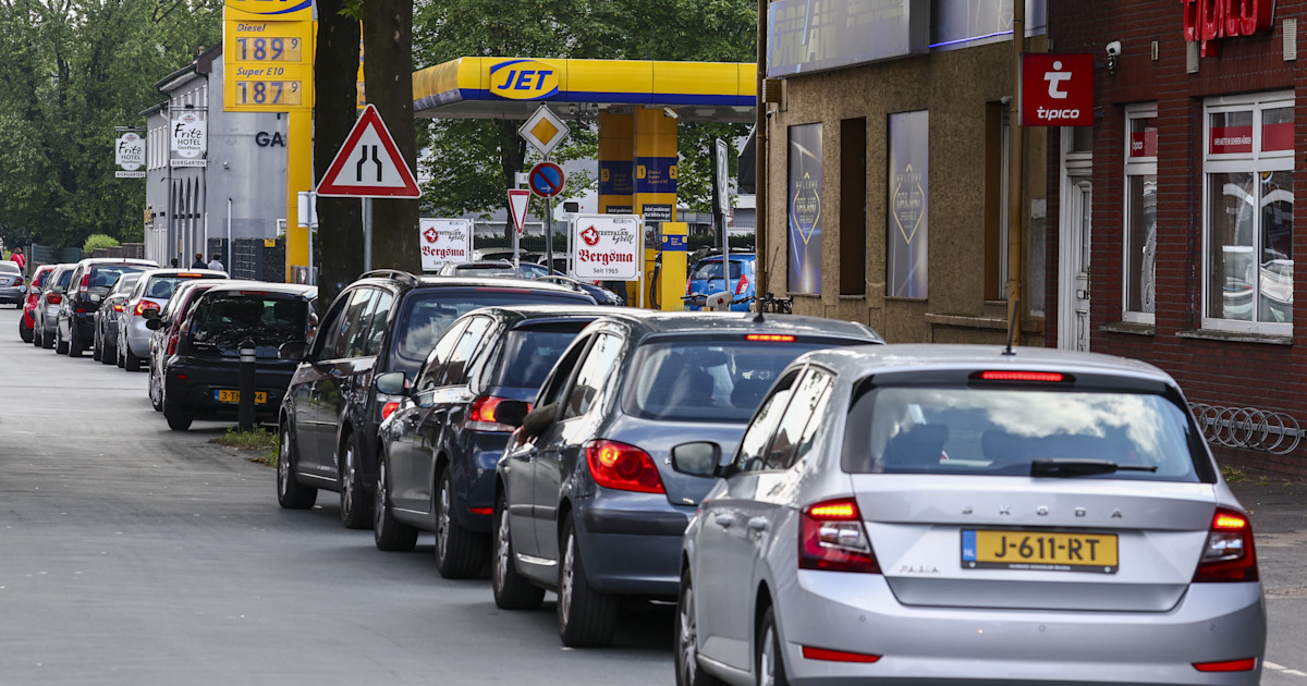 Lange rijen met gele kentekens: Nederlanders massaal naar goedkope(re