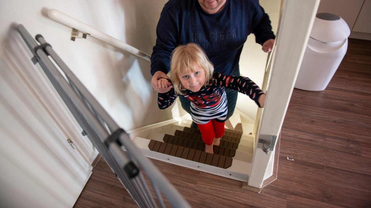 Gevaarlijk traphekje drie jaar lang verkocht: kinderen kunnen stikken in loskomende stukjes | Hart Nederland