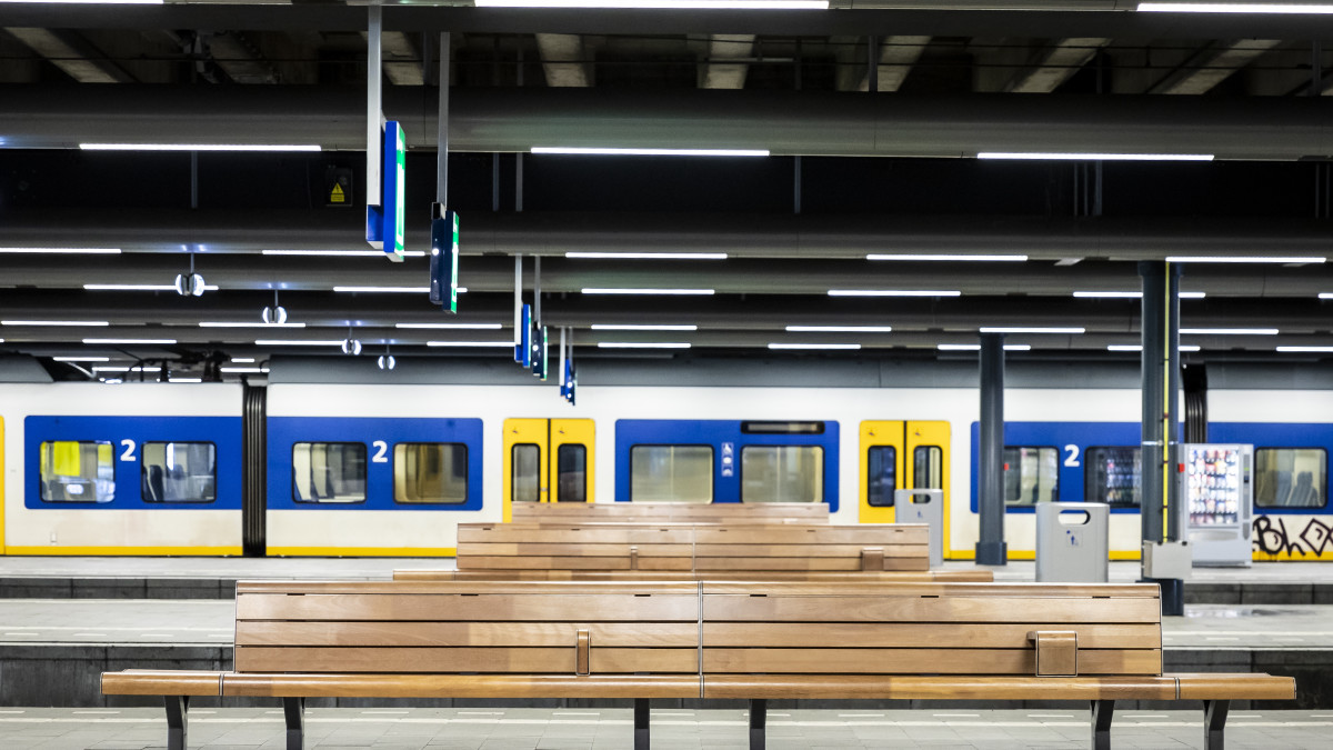 Lege perons op treinstation Den Haag Centraal door staking bij NS (ANP)