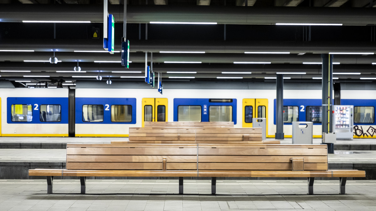 Lege perons op treinstation Den Haag Centraal door staking bij NS (ANP)