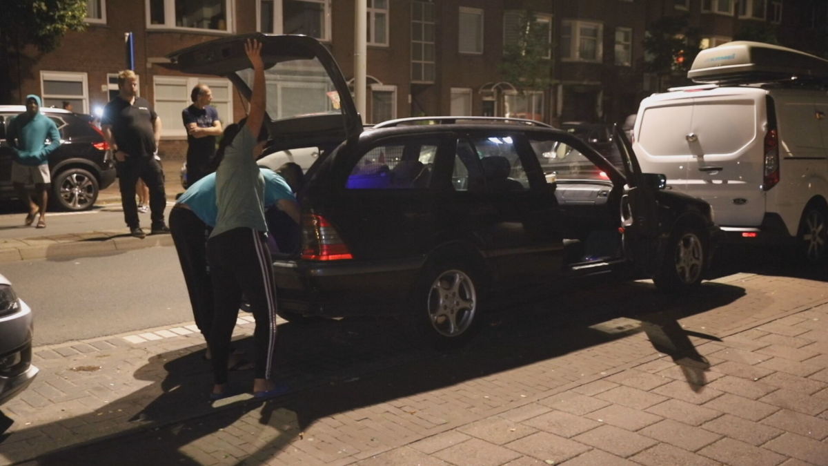 Kangoeroe Reproduceren Het formulier VIDEO: Oorverdovende autotoeter houdt buurt in Den Haag wakker | Hart van  Nederland