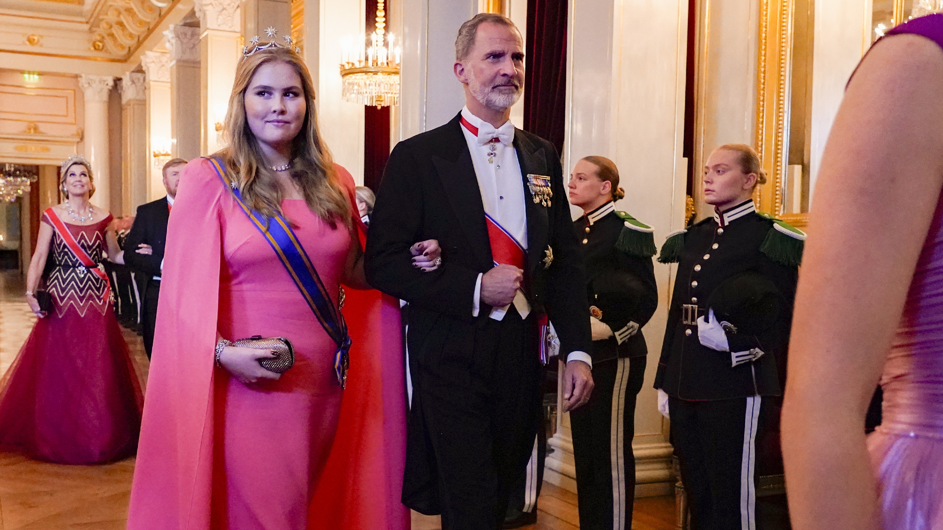 Gespecificeerd Staren Mondstuk Amalia draagt huwelijksdiadeem van moeder Máxima bij galadiner in Oslo |  Hart van Nederland