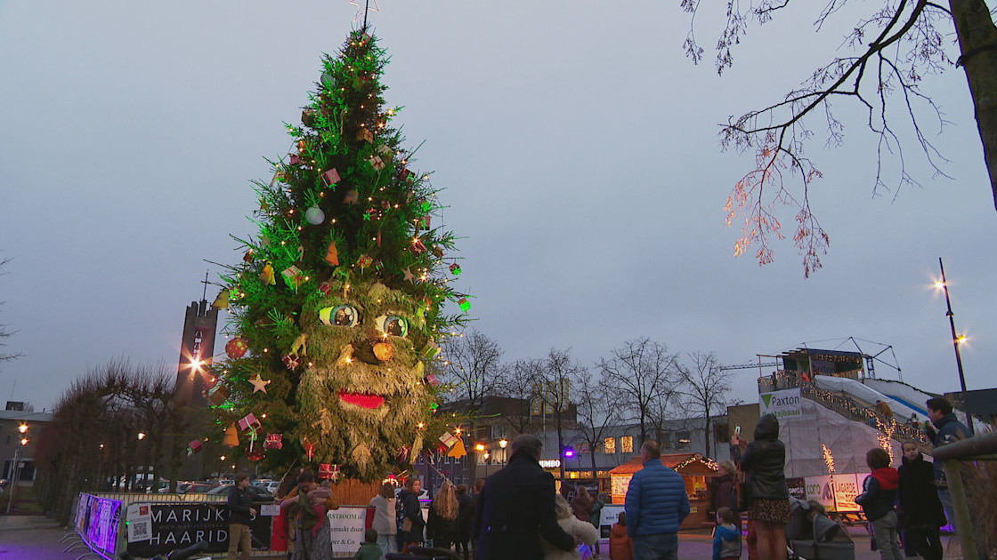 Pratende kerstboom betovert kinderen in Prinsenbeek 'We hebben Breda