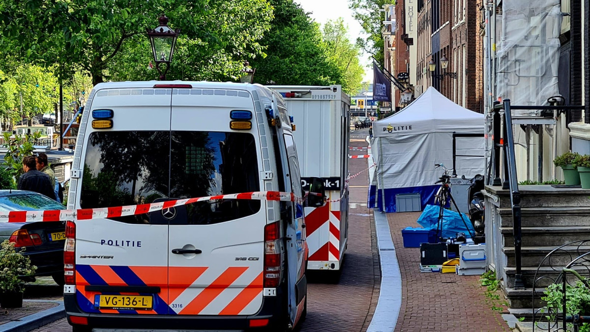 Lichaam gevonden op Singel in het centrum van Amsterdam (Mizzle Media)