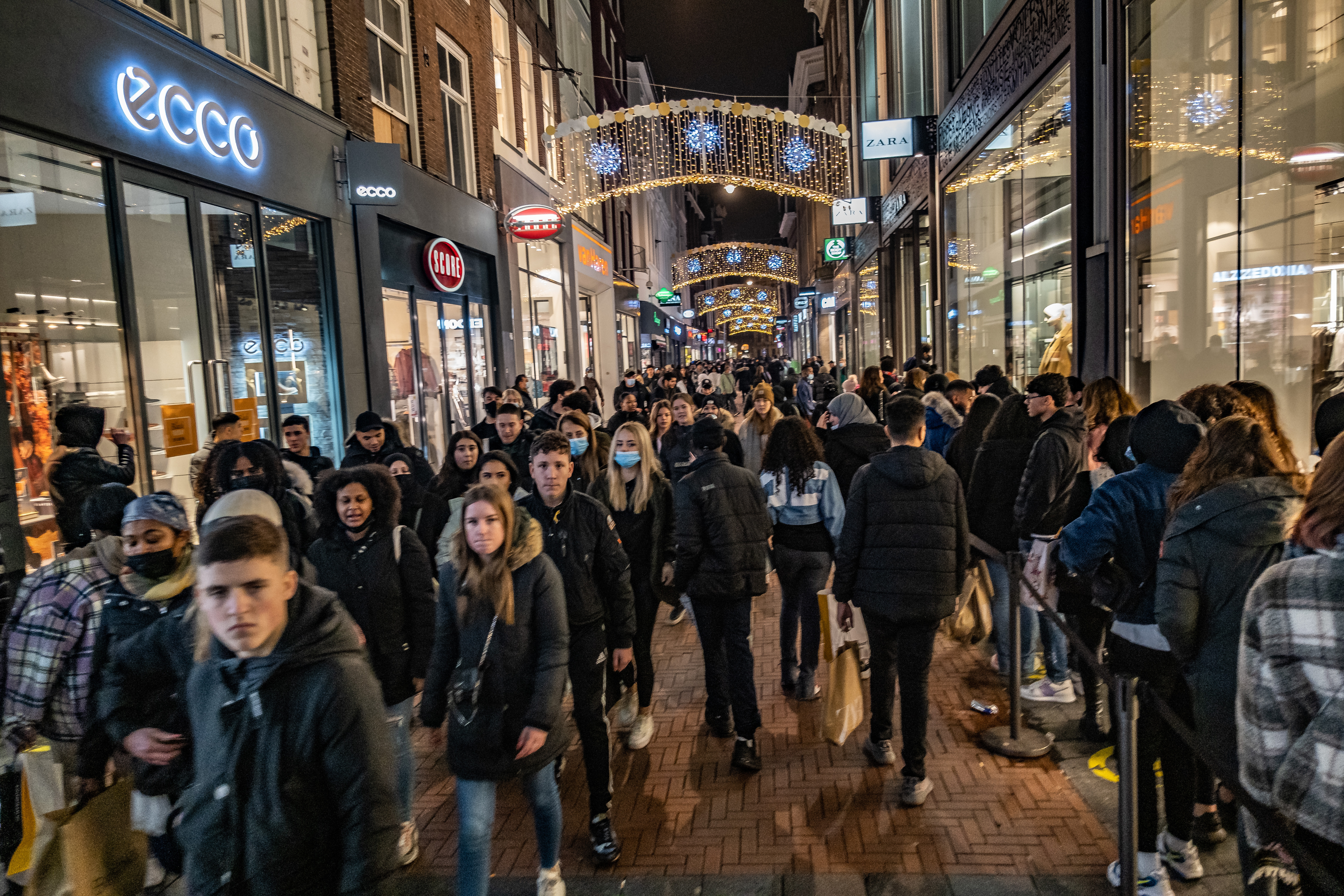 Complex vijand mengsel Mensen massaal de stad in voor Black Friday: Aboutaleb sluit alle winkels  in centrum Rotterdam | Hart van Nederland