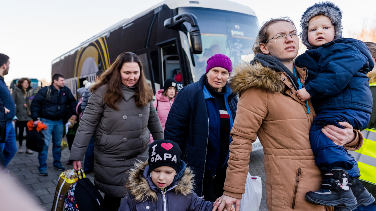 Oekraiense vluchtelingen komen met de bus aan. Een groep van vijftig Oekrainers wordt opgevangen in een sporthal. Deze groep vluchtelingen is naar Nederland gehaald door inwoners van Waddinxveen die al jaren een band hebben met het Oekraiense dorp Reya.