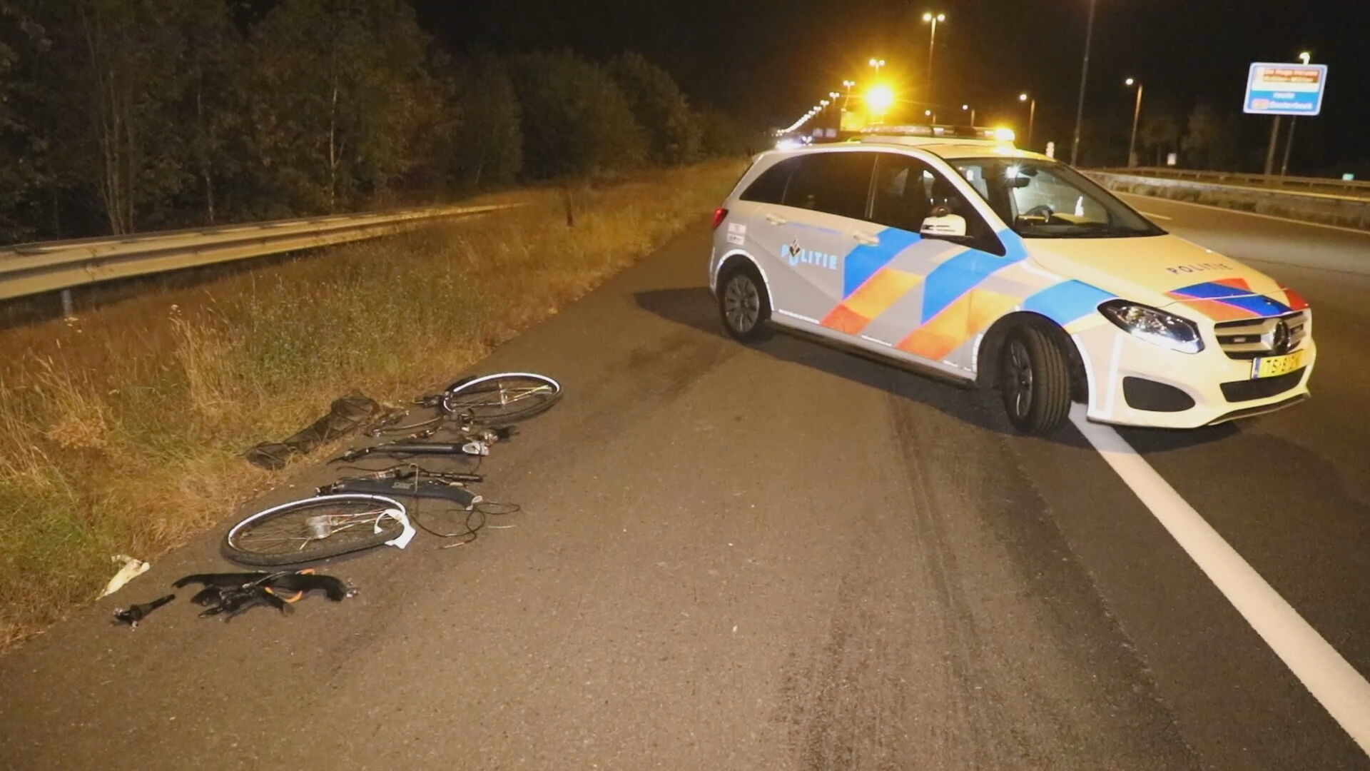 Fiets valt plots van drager op snelweg, tien auto's raken beschadigd | Hart  van Nederland