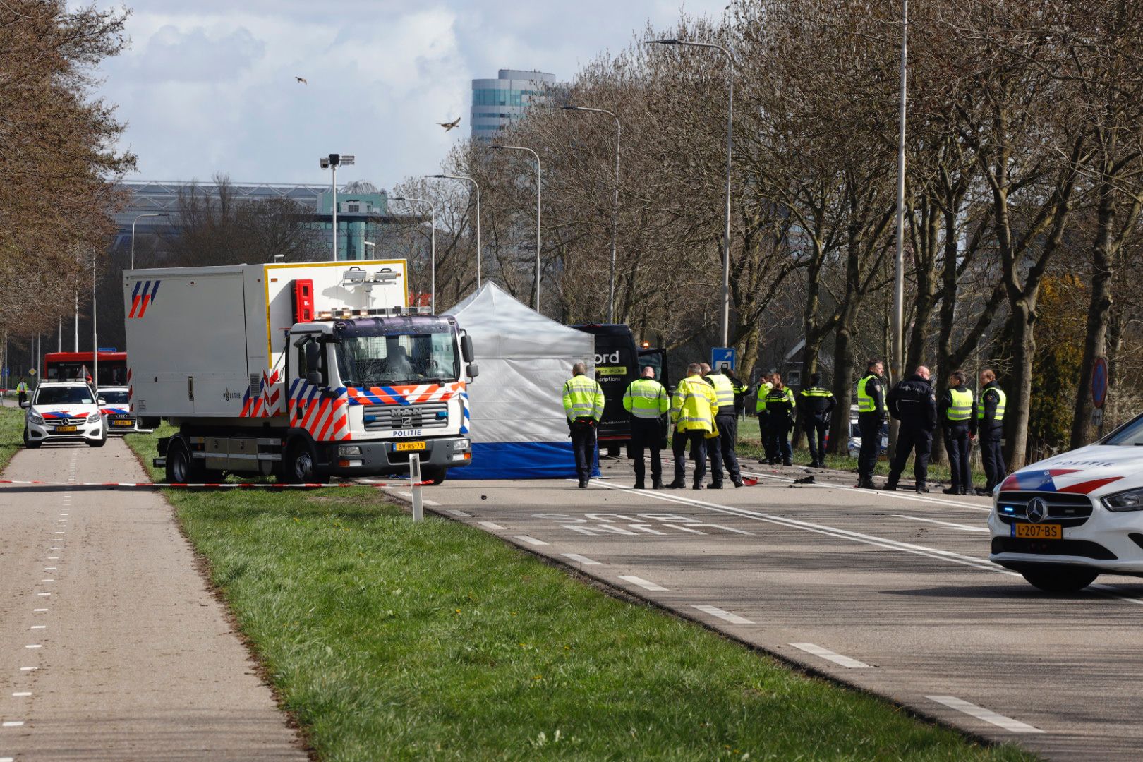 Motorrijder Overleden Na Botsing Met Bestelbus In Ouderkerk Aan De ...