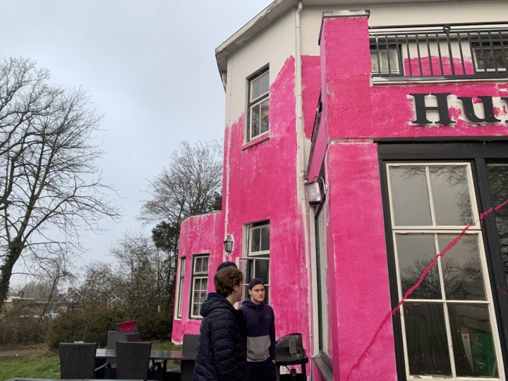 Spoedig Bereiken balkon Knalroze geverfde studentenvilla dreigt dure grap te worden: 'Hogedrukspuit  werkt niet' | Hart van Nederland