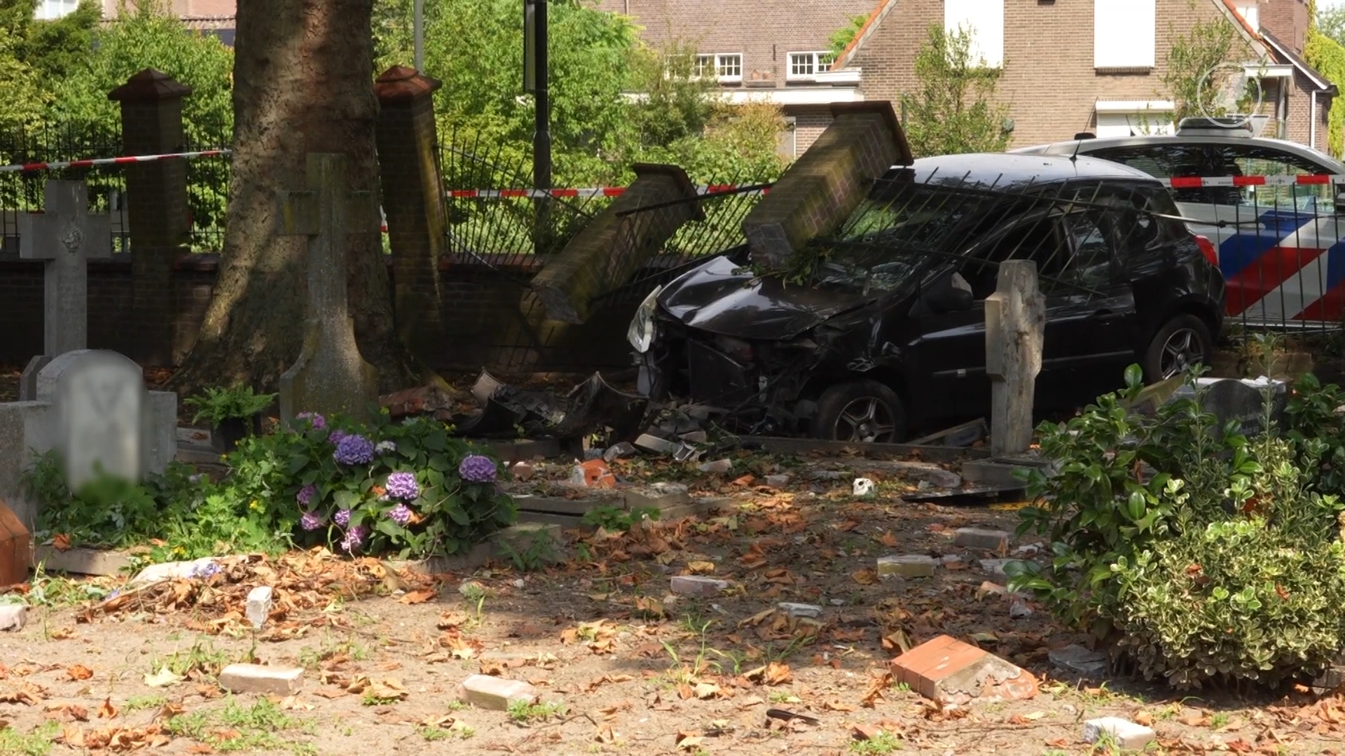 Auto crasht en belandt tussen grafstenen op kerkhof in Gemert | Hart van Nederland