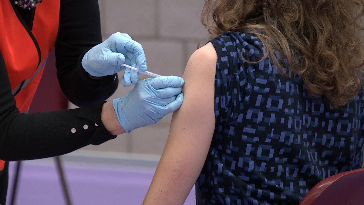 Twijfel over booster, Annemarie haalt prik liever niet: 'Goed ziek geworden van eerdere vaccinaties'