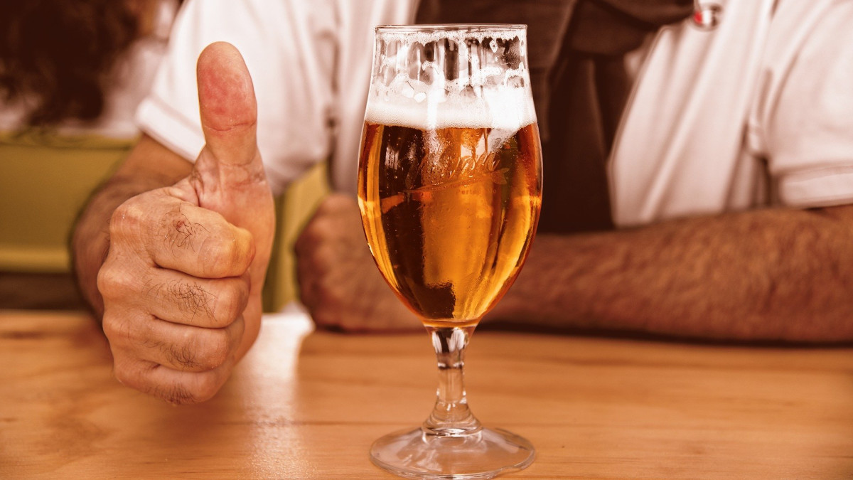 Drinkende man bier alcohol via Pixabay