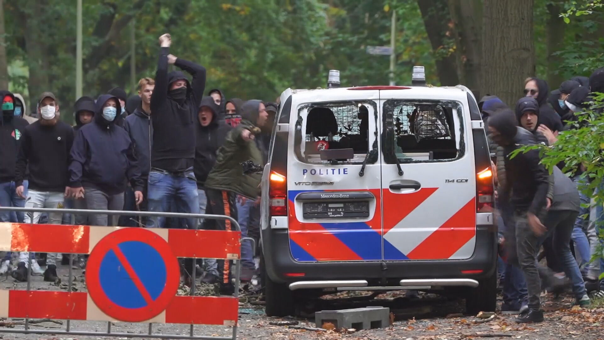 Rellen In Nijmegen Na Verhitte Derby NEC - Vitesse, Hooligans Slopen ...