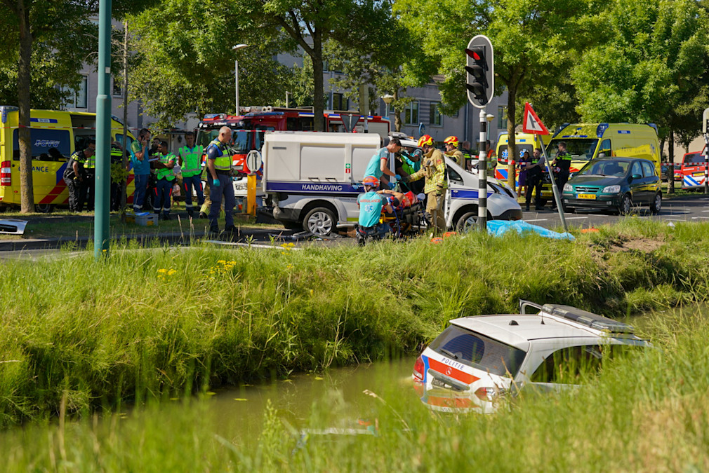 Koen Laureij Politiewagen botst met voertuig van handhaving en eindigt in sloot De Meern 
