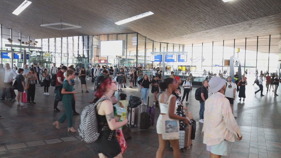 Honderden reizigers gestrand op Rotterdam Centraal in bloedhitte Hart