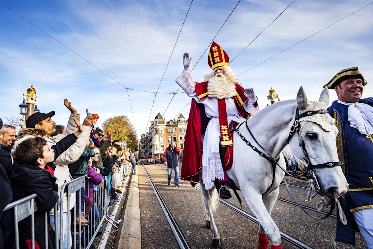Sinterklaasintocht In Amsterdam Afgelast Wel Tv Verslag Hart Van Nederland