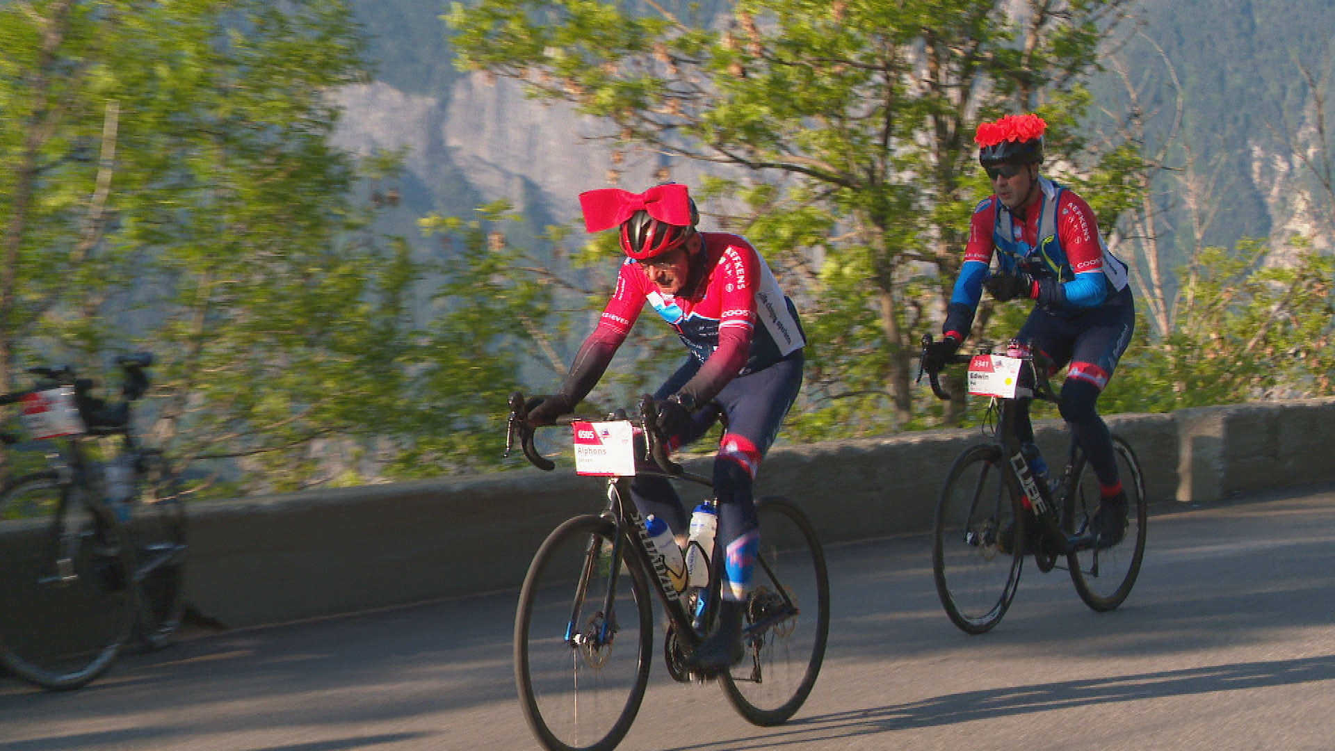 LIVE Alpe D'HuZes: Duizenden Fietsers En Wandelaars Trotseren Berg Voor ...