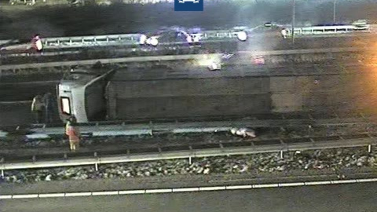 Rijkswaterstaat Vrachtwagen met varkens kantelt op snelweg, gedeelte A50 afgesloten