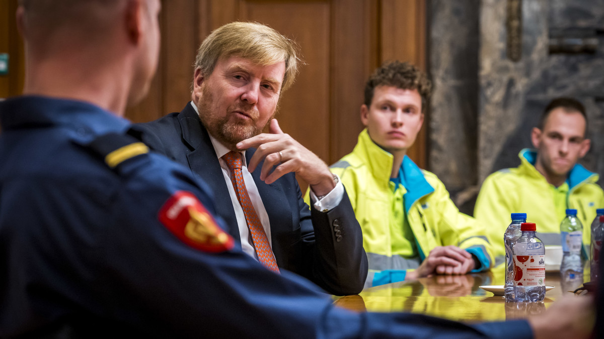 Koning spreekt met Rotterdamse politie en brandweer over rellen