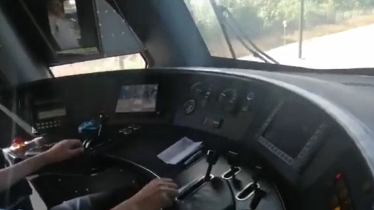 VIDEO: Machinist laat 15-jarige jongen trein besturen