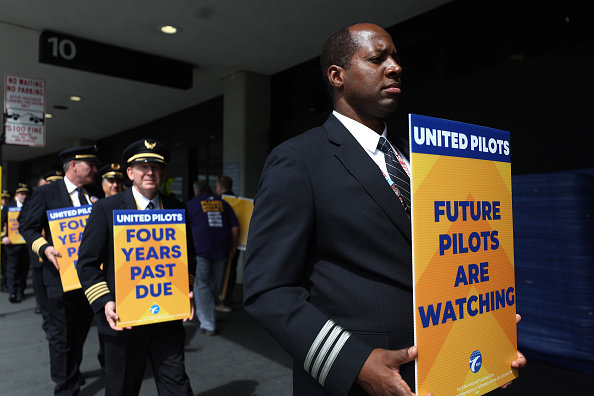 United Airlines pilots at SFO (Justin Sullivan/Getty Images)
