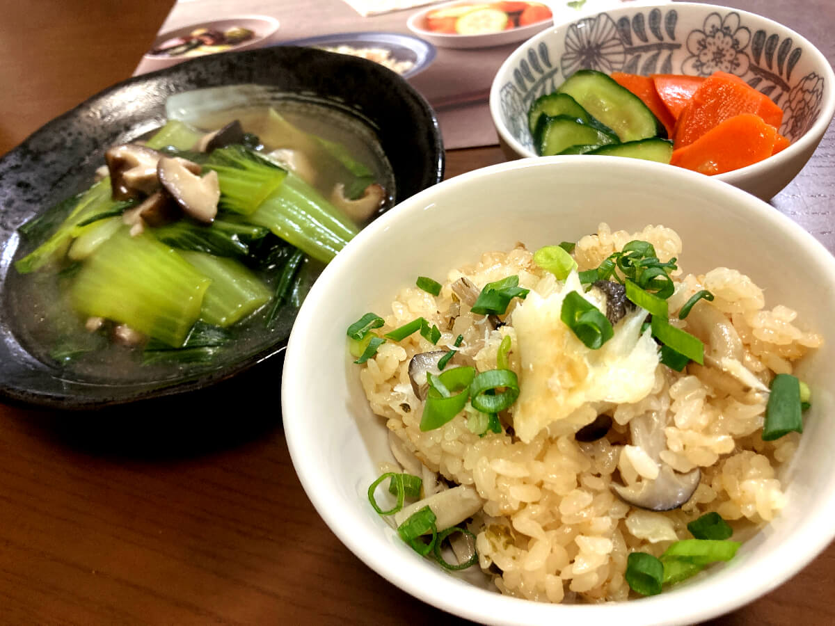 チンゲンサイと椎茸のあんかけ、野菜の即席付けと、たらとしめじの味噌風味炊き込みご飯