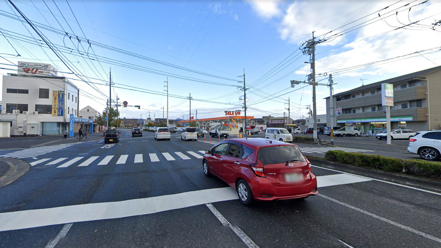 このような四車線道路でも二段階右折をせずに走行可能！