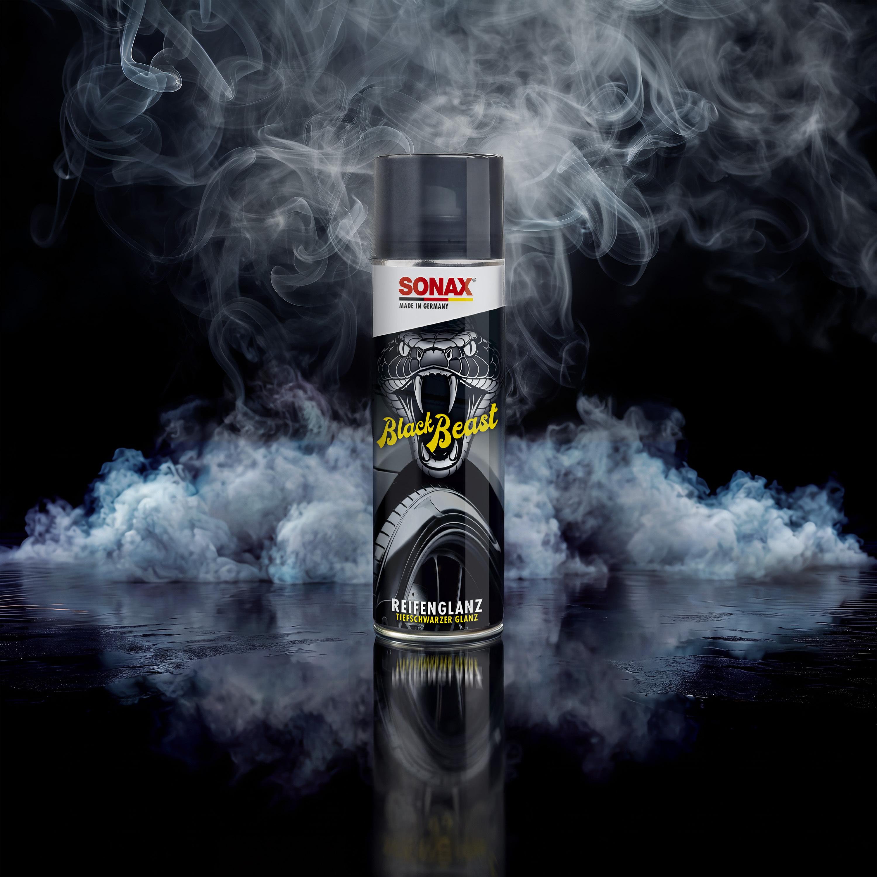 SONAX Black Beast vor dunklem Hintergrund mit Rauch, gelber Schrift und Schlangengrafik