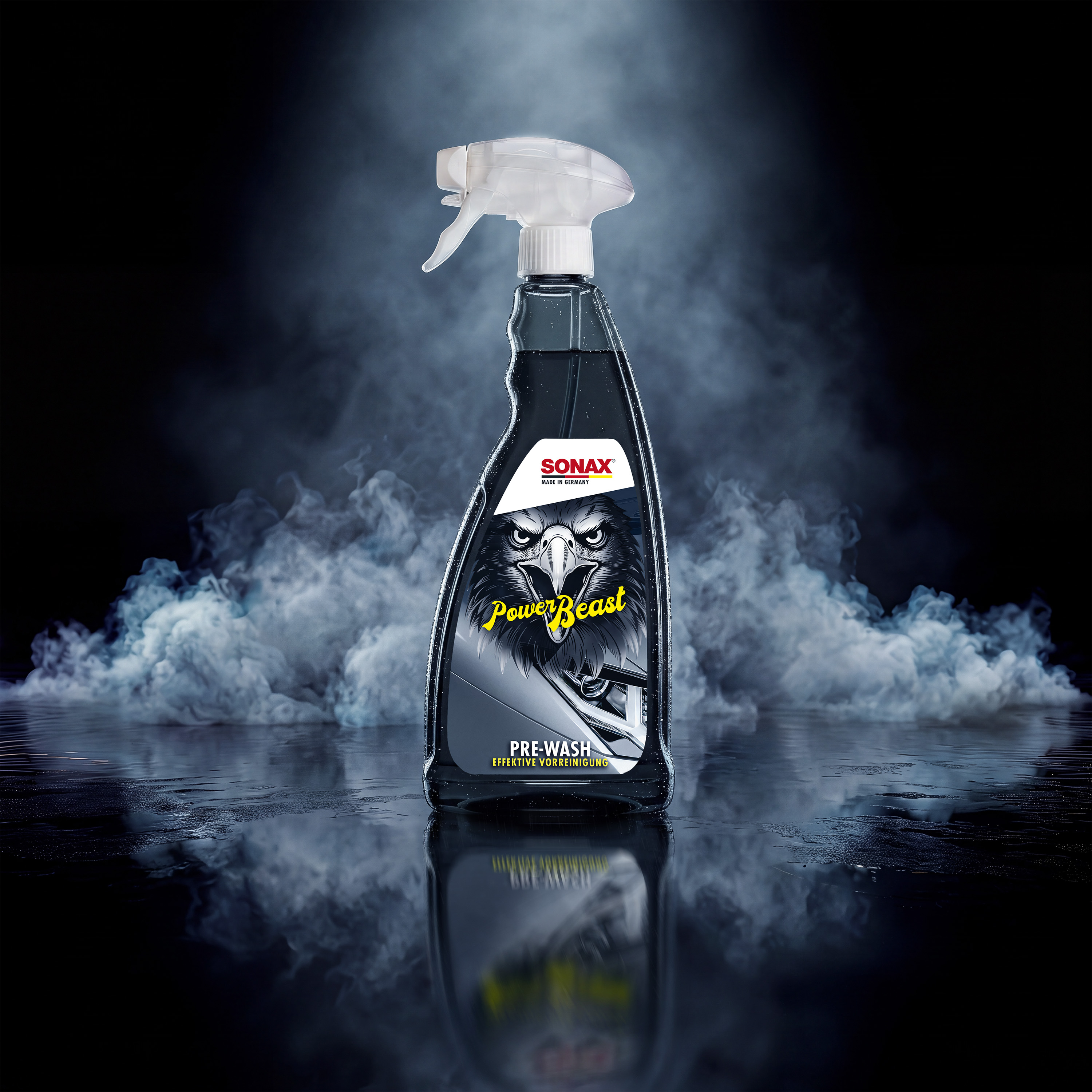 Schwarze SONAX-Flasche PowerBeast VorReiniger vor dunklem, rauchigem Hintergrund mit gelber Schrift und Adlermotiv.