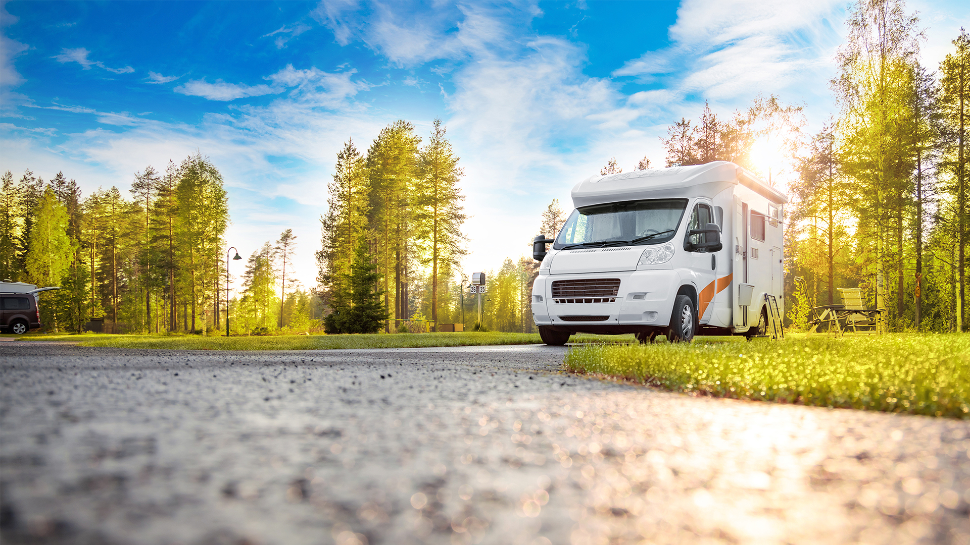 Camper steht an einem Parkplatz