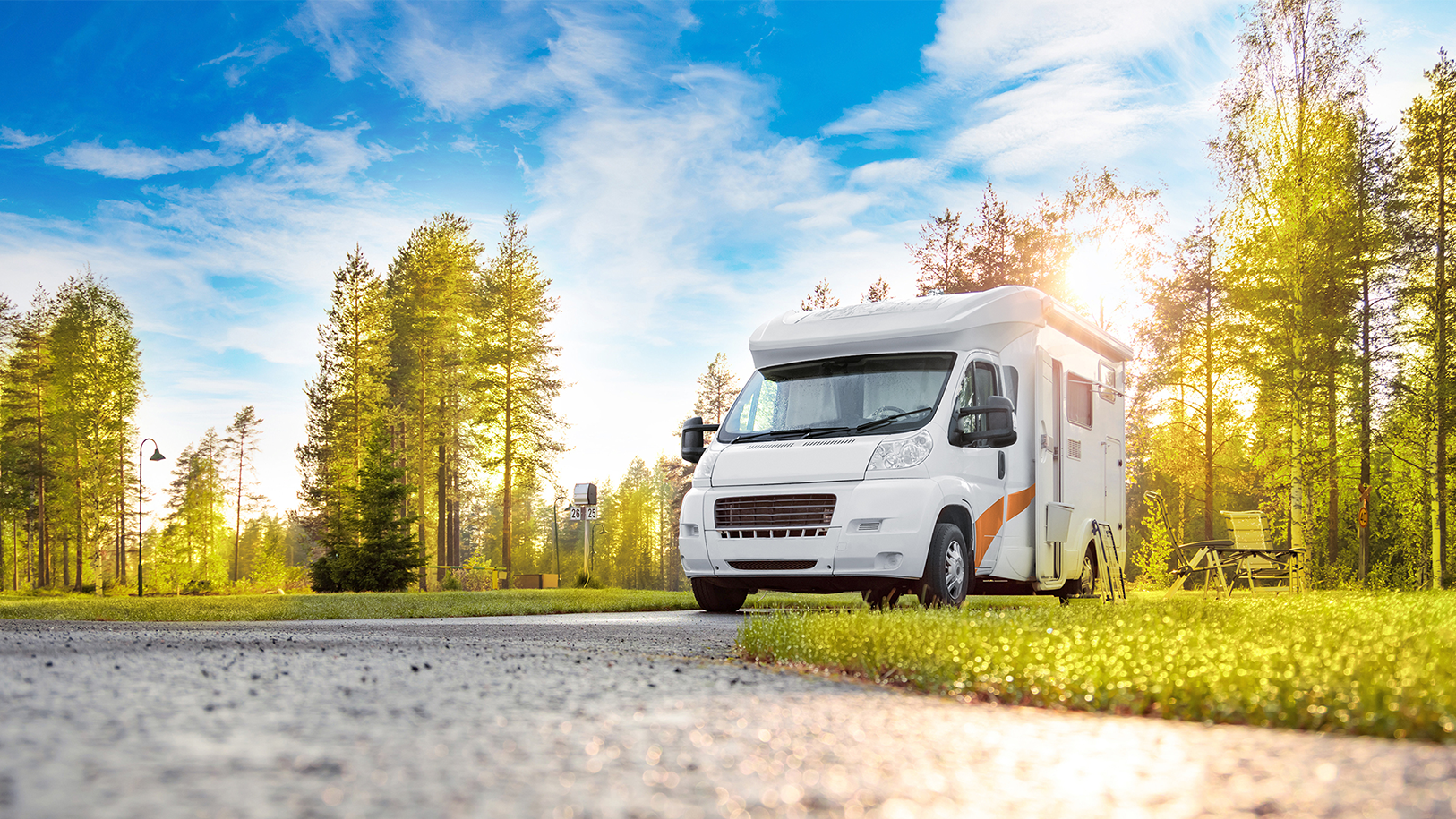 Camper steht an einem Parkplatz