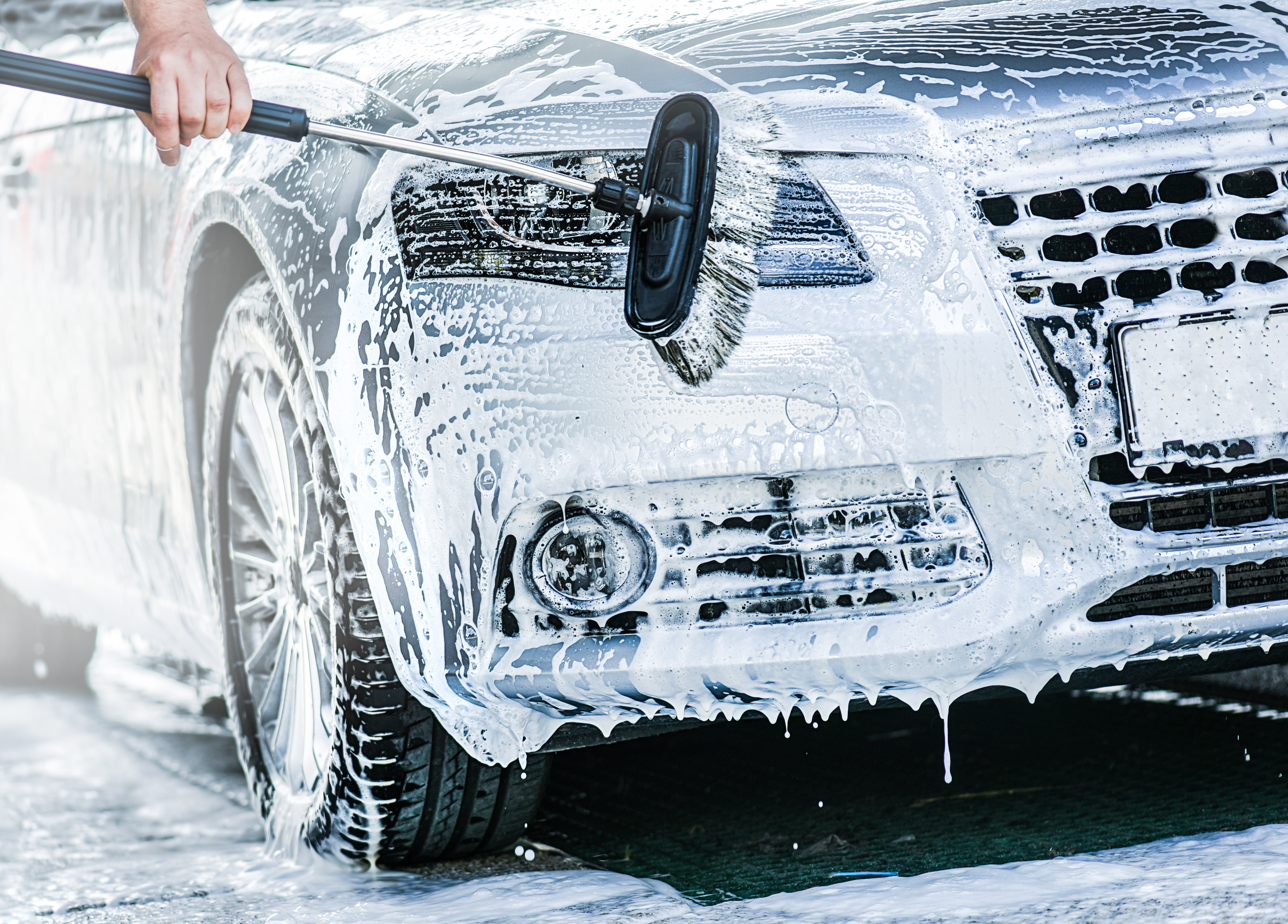Auto mit einer bürste vom schnee reinigen
