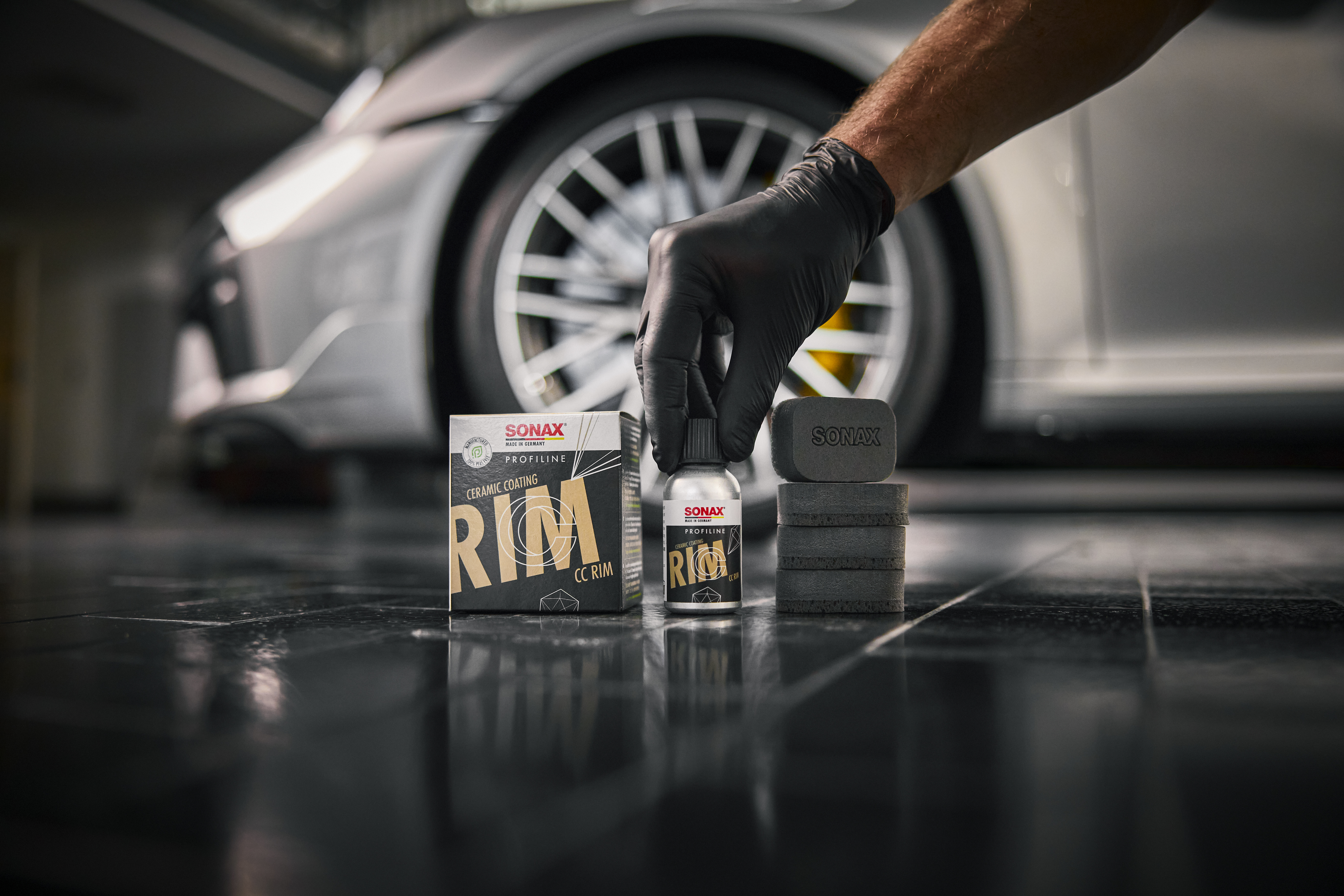 DAs CC Rim Produkt steht vor einem silbernen Auto auf dem Boden.