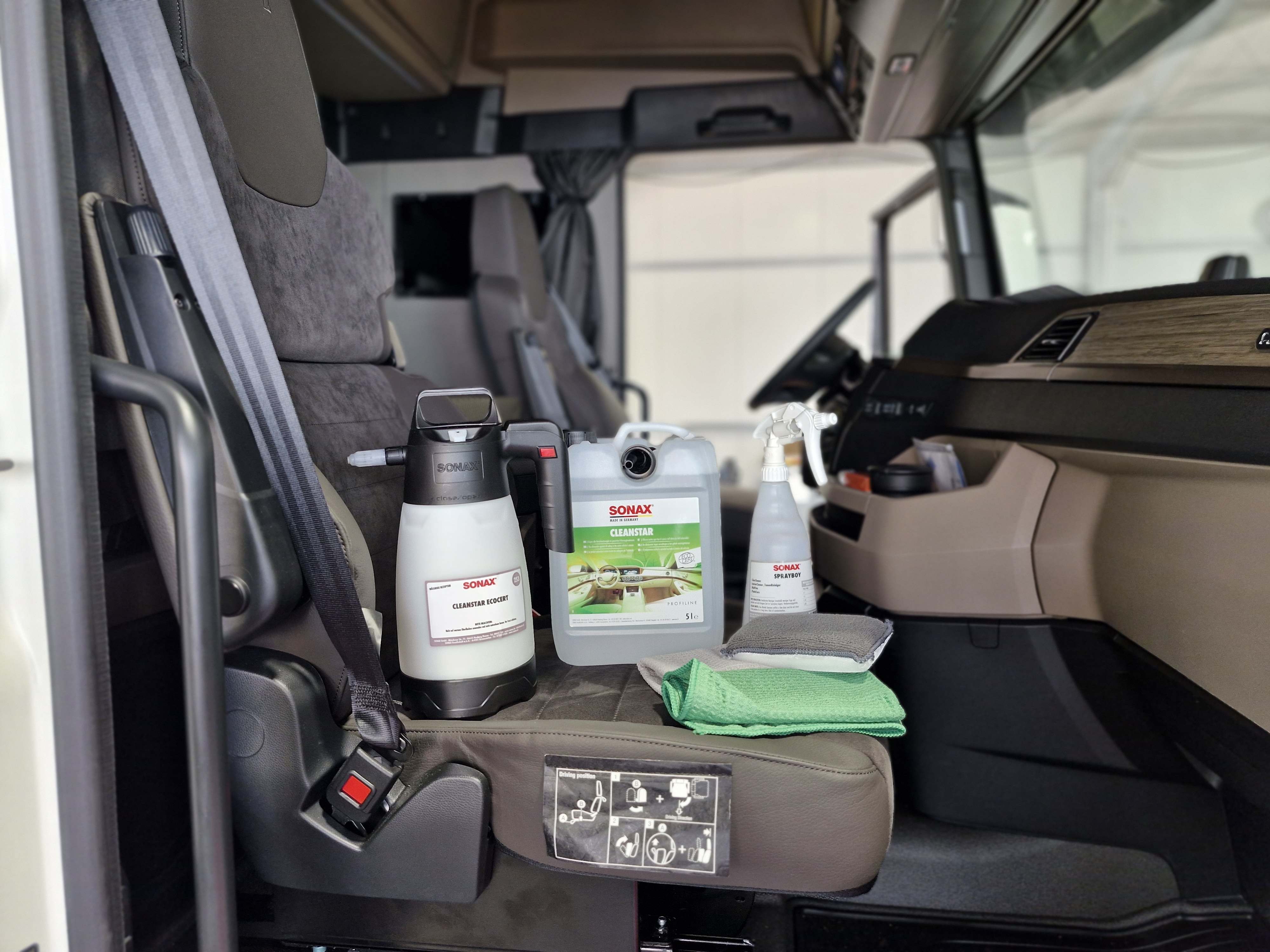 Besonderen Wert legen die Verantwortlichen bei Graß auf die Innenreinigung der Fahrzeuge. Hier vertraut die Spedition auf den Clean Star Ecocert von Sonax.
Foto: Sonax