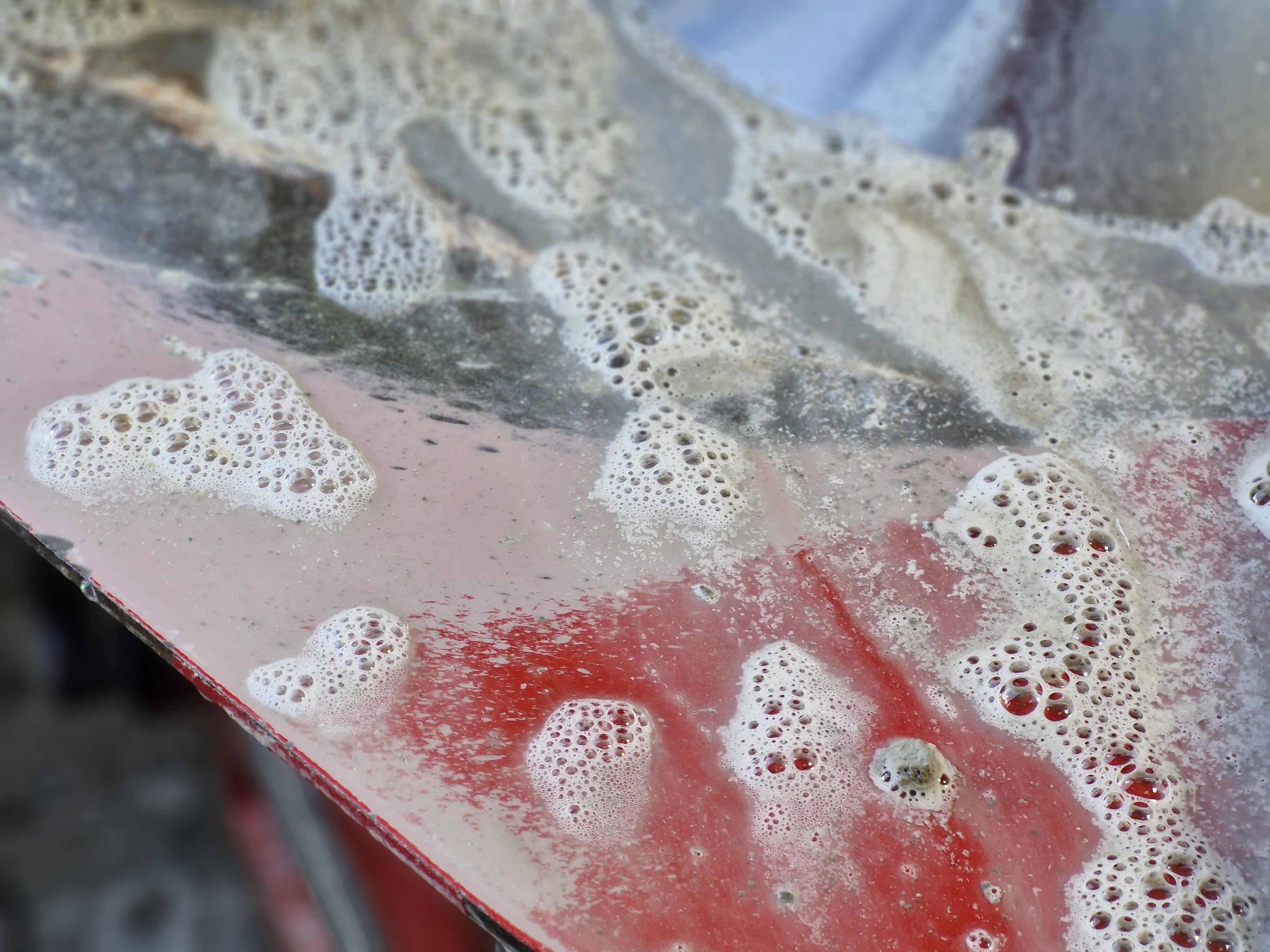 Der angelöste Kalk lässt sich so leicht mit Wasser abspülen.
Foto: Sonax