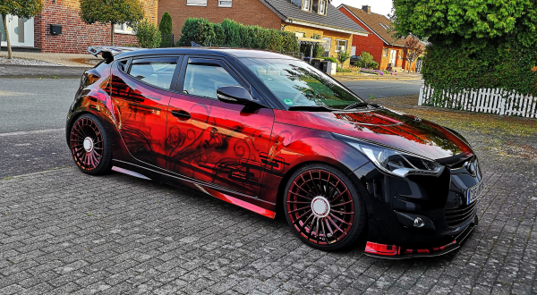 Ein Hyundai Veloster von der Seite.