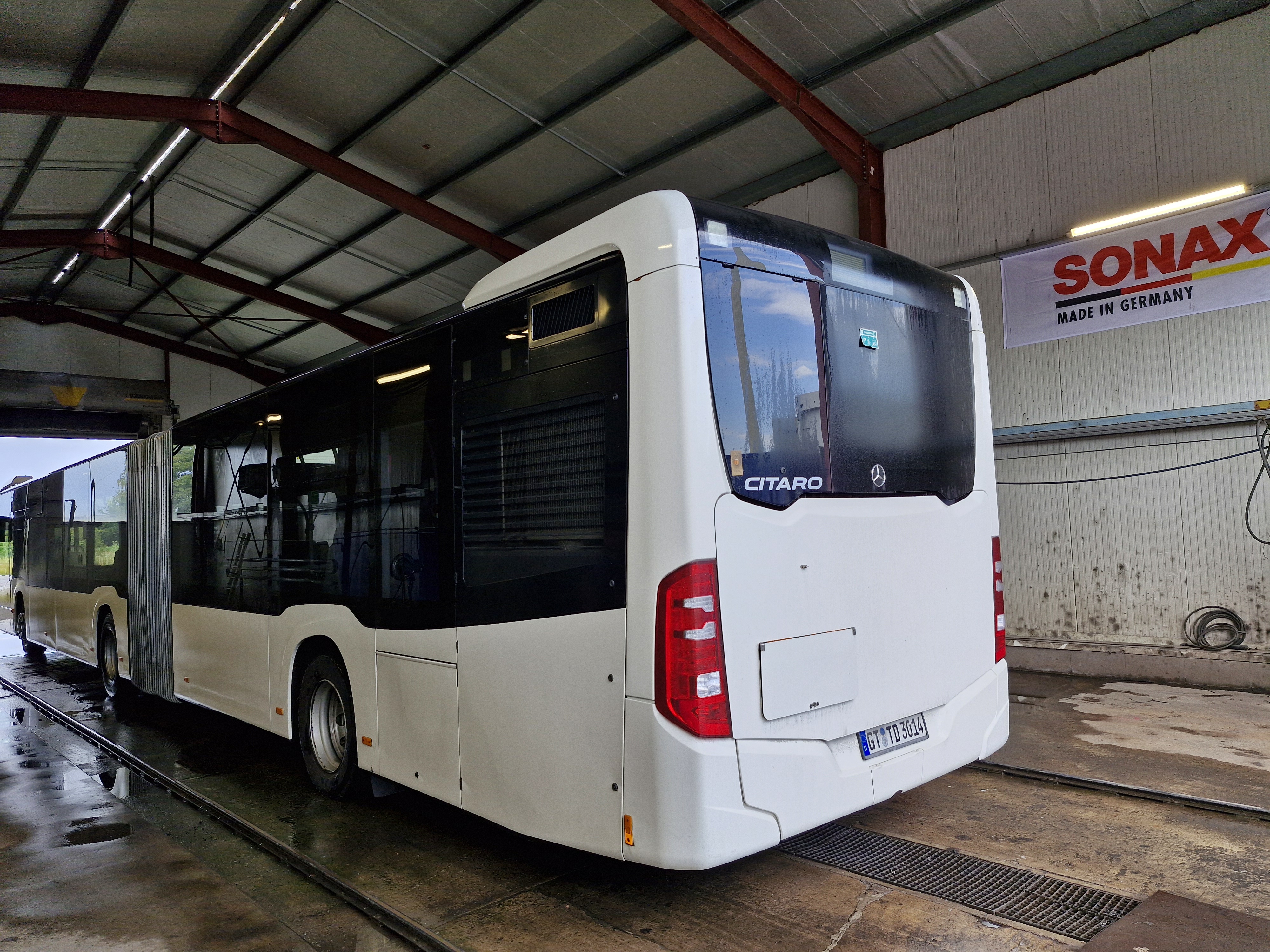 Bis zu 20 externe Fahrzeuge werden täglich in der Graß-Waschanlage gewaschen. 
Foto: Sonax