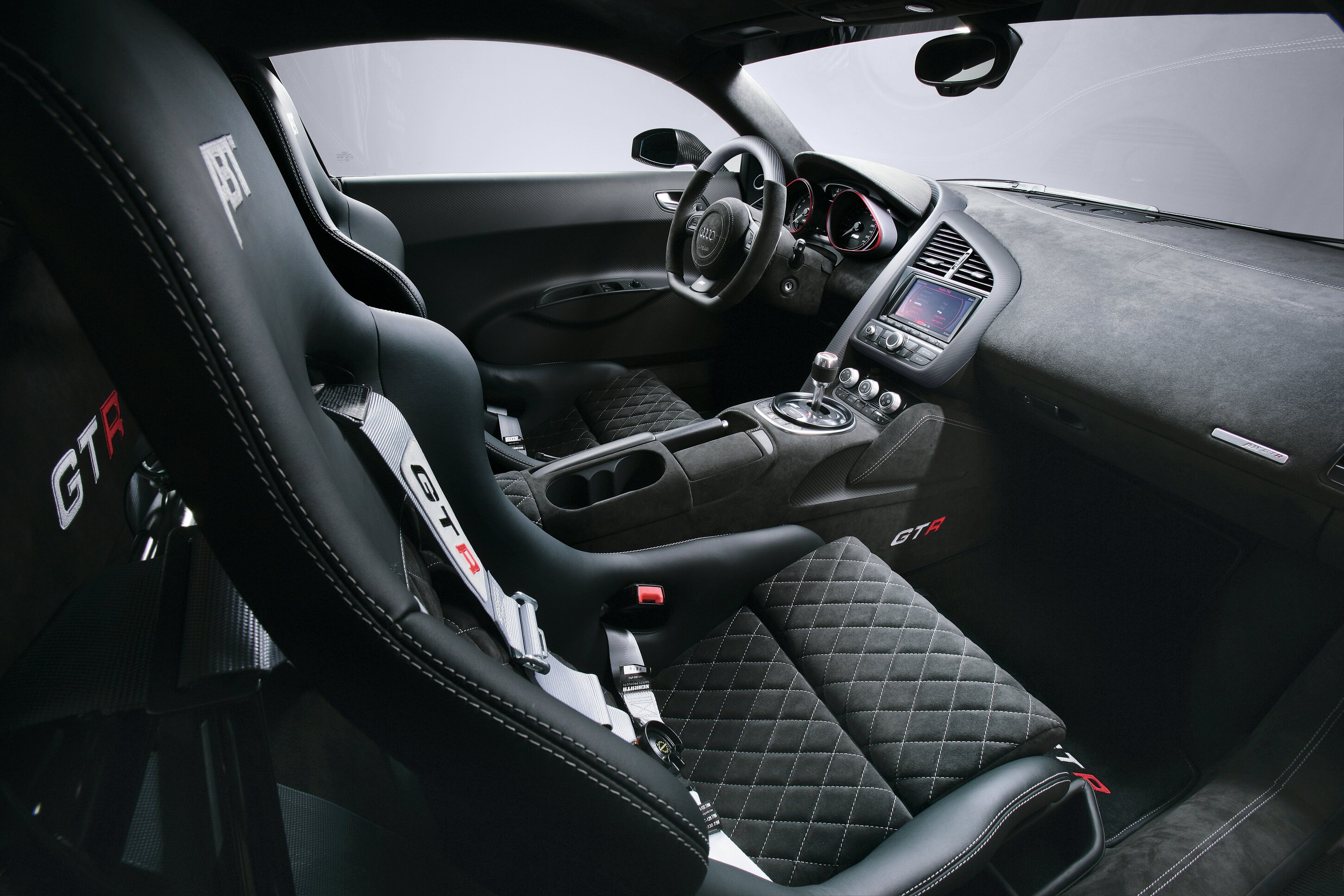 Durch dir Frontscheibe eines Autos ist ein sauberer Autoinnenraum zu sehen.