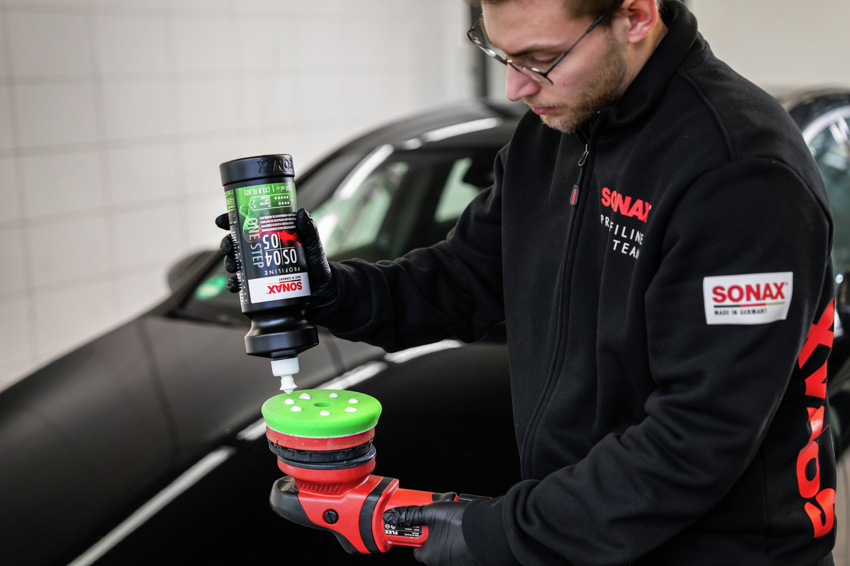 Poliermittel wird auf eine Poliermaschine aufgetragen.