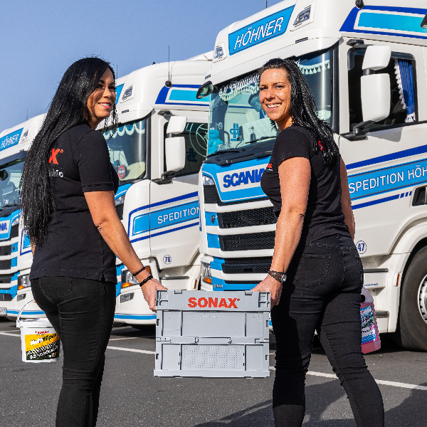 Katrin Oschmann und Mona Krafthöfer tragen die SONAX Pflegebox.