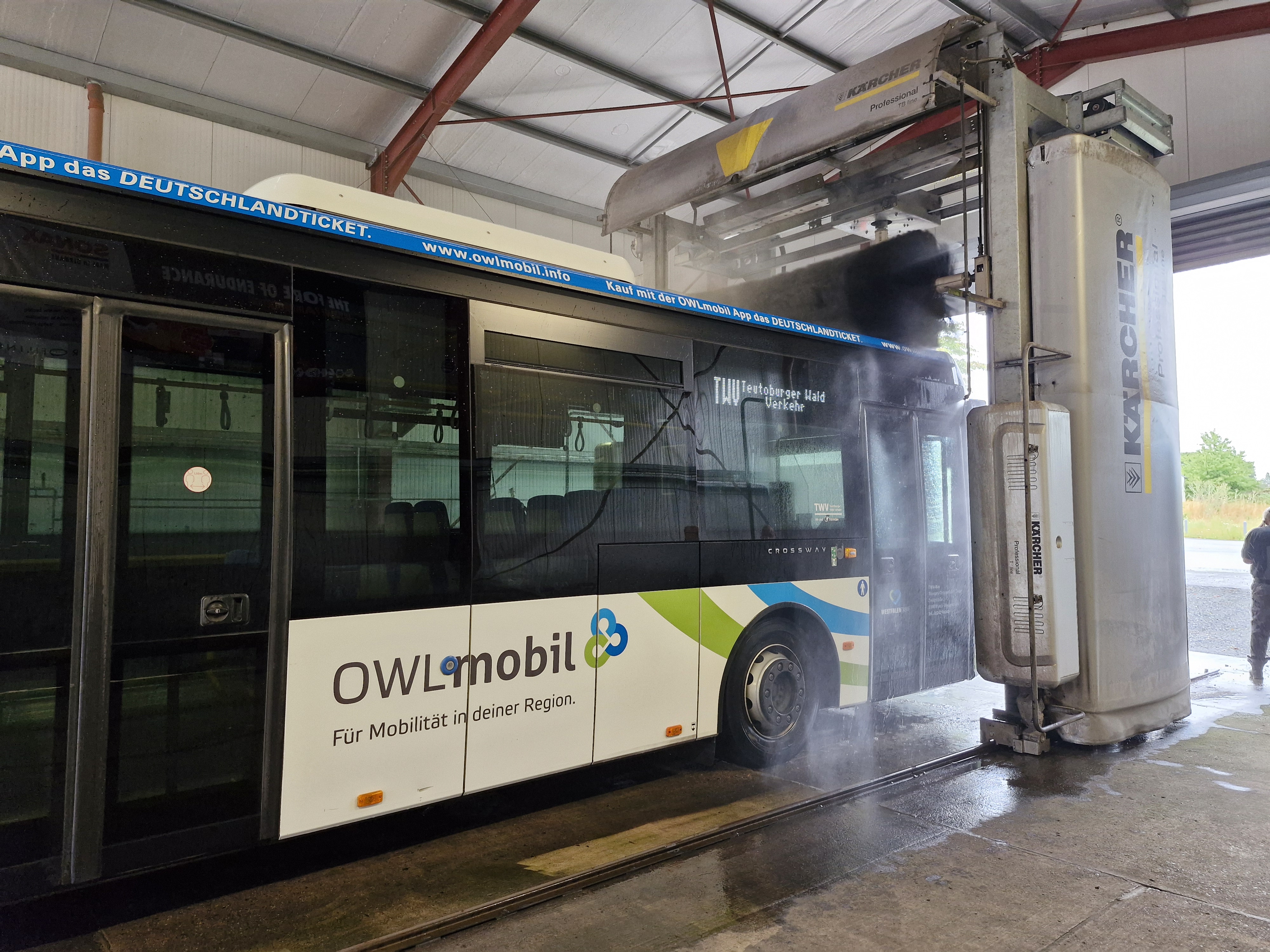 In der Waschanlage werden als Dienstleistung auch Busse der umliegenden Verkehrsbetriebe gereinigt.
Foto: Sonax