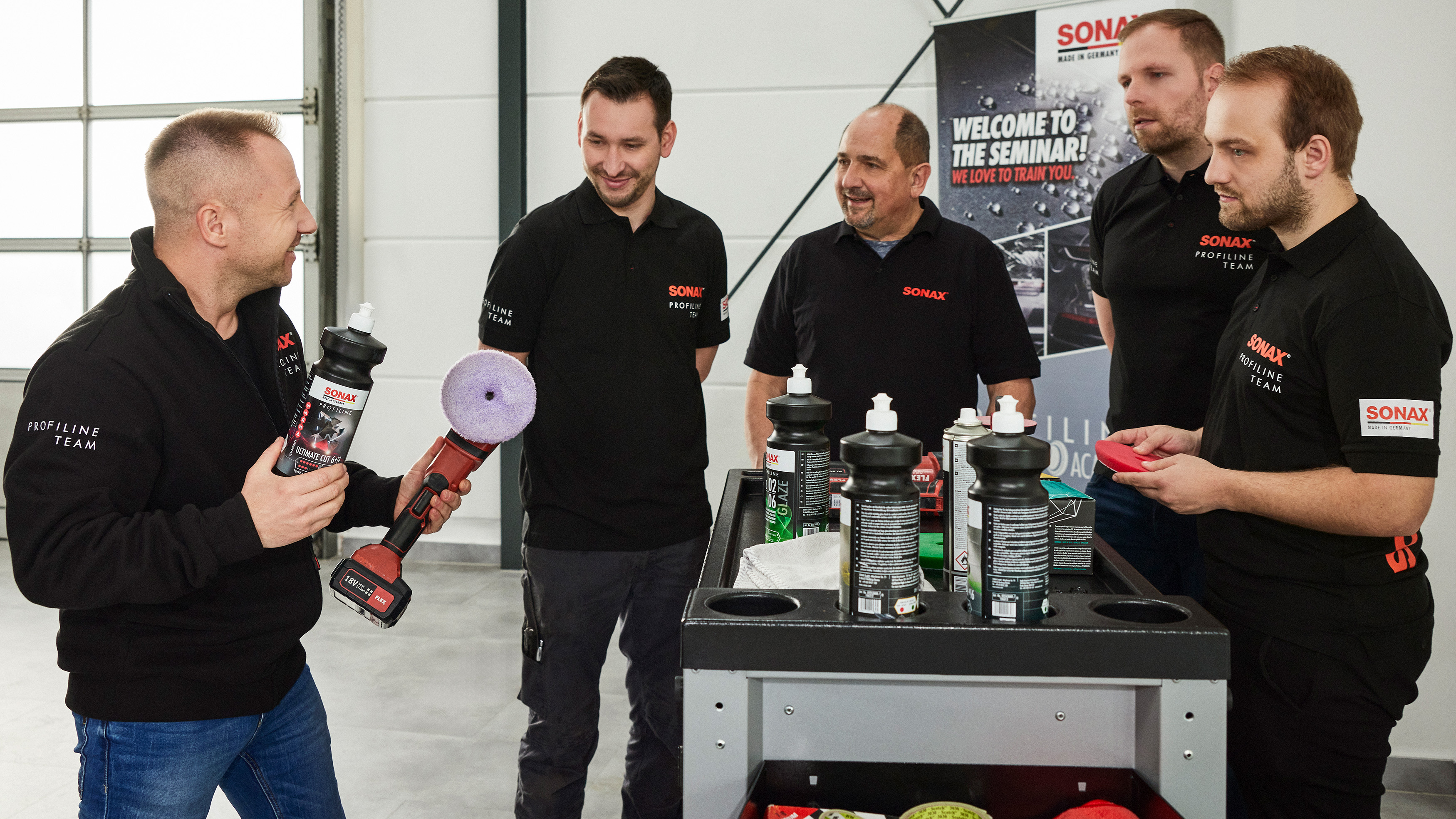 SONAX Mastertrainer erklärt Produktanwendung beim Polieren.