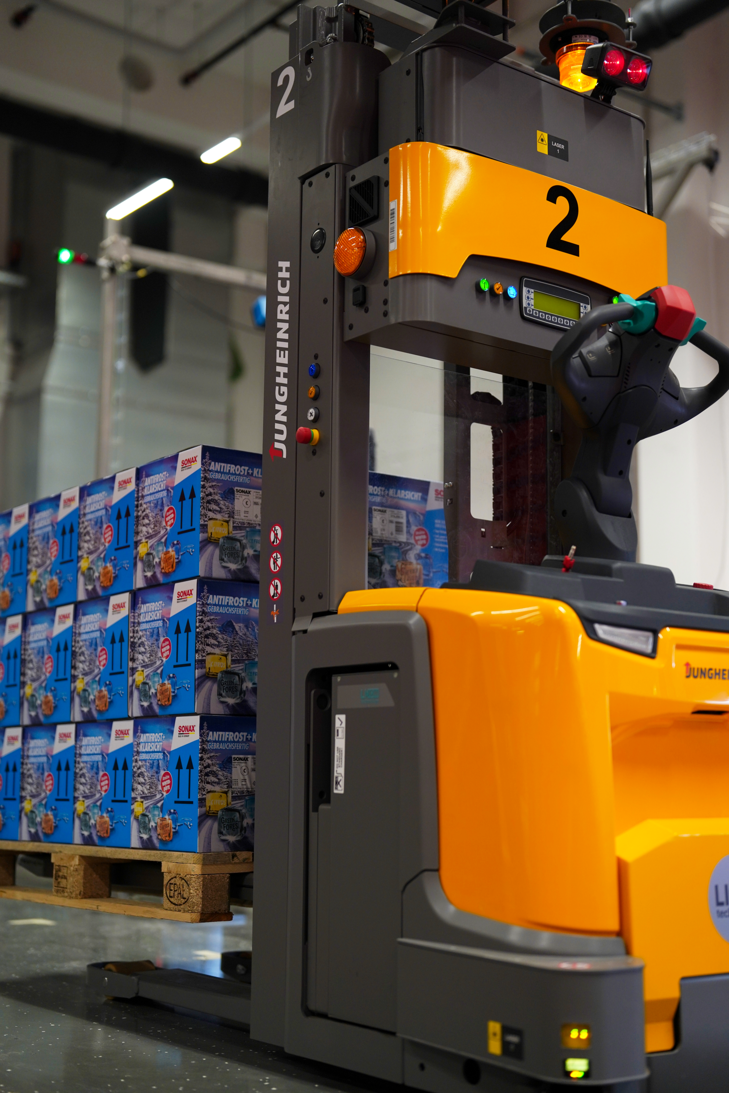 Mit dem Einsatz automatisierter Logistik-Technologie setzt Sonax auf eine effiziente Verzahnung von Logistik und Produktion.