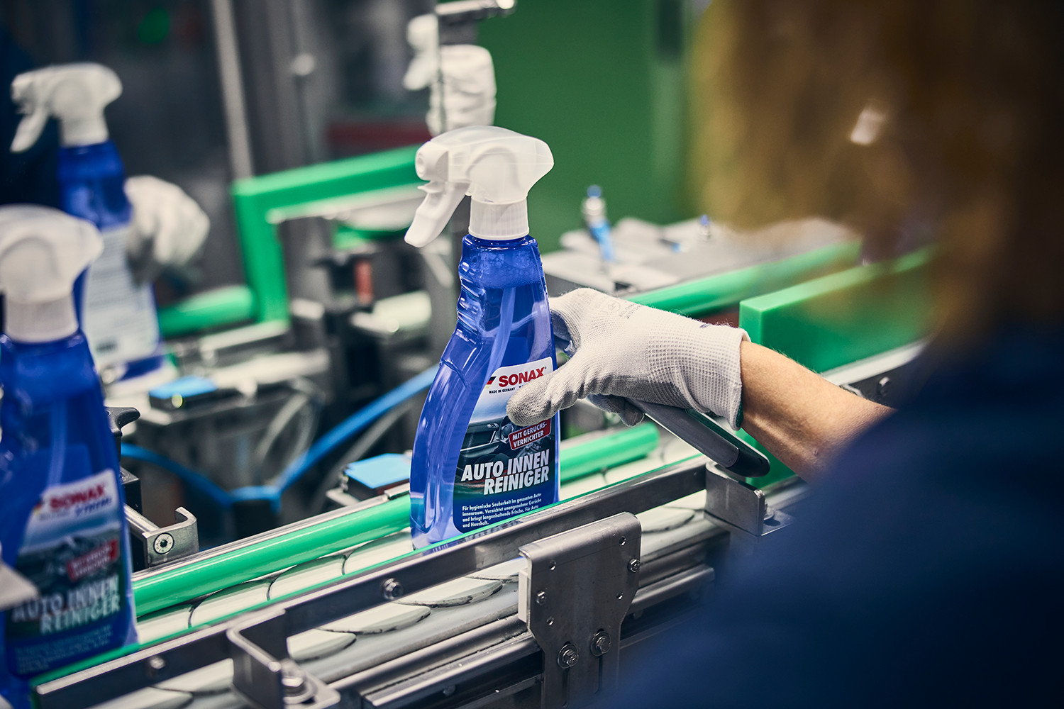 Das Produkt Auto Innen Reiniger ist in einer Produktionslinie zu sehen
