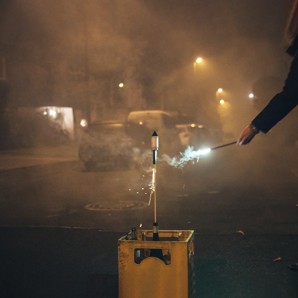 Feuerwerkrakte wird angezündet