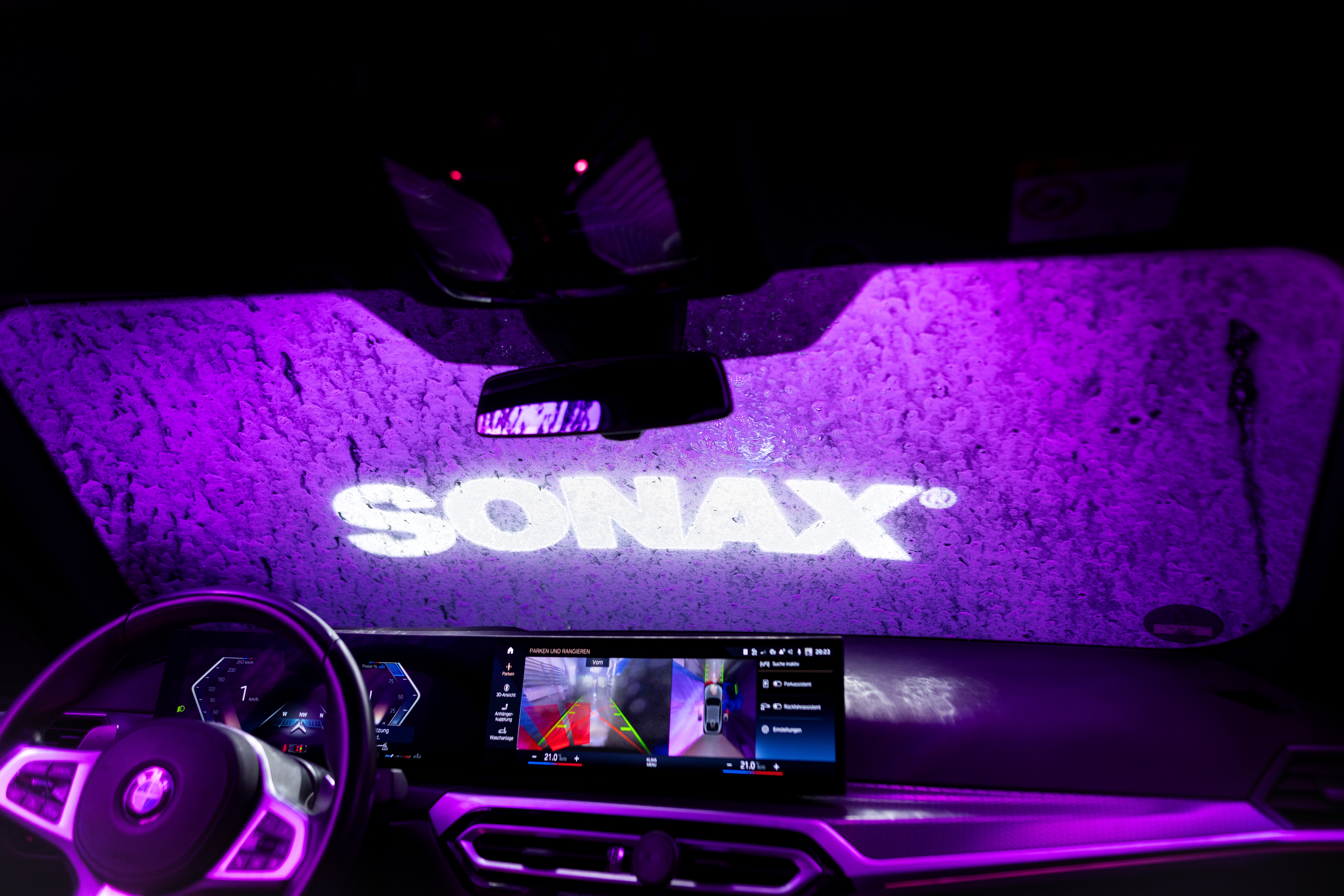 Die Schaumpolitur verwöhnt das Auto mit einem weichen weißen Schaum und verbreitet zugleich einen frischen, blumigen Jasminduft - Bild 1.
Foto: SONAX