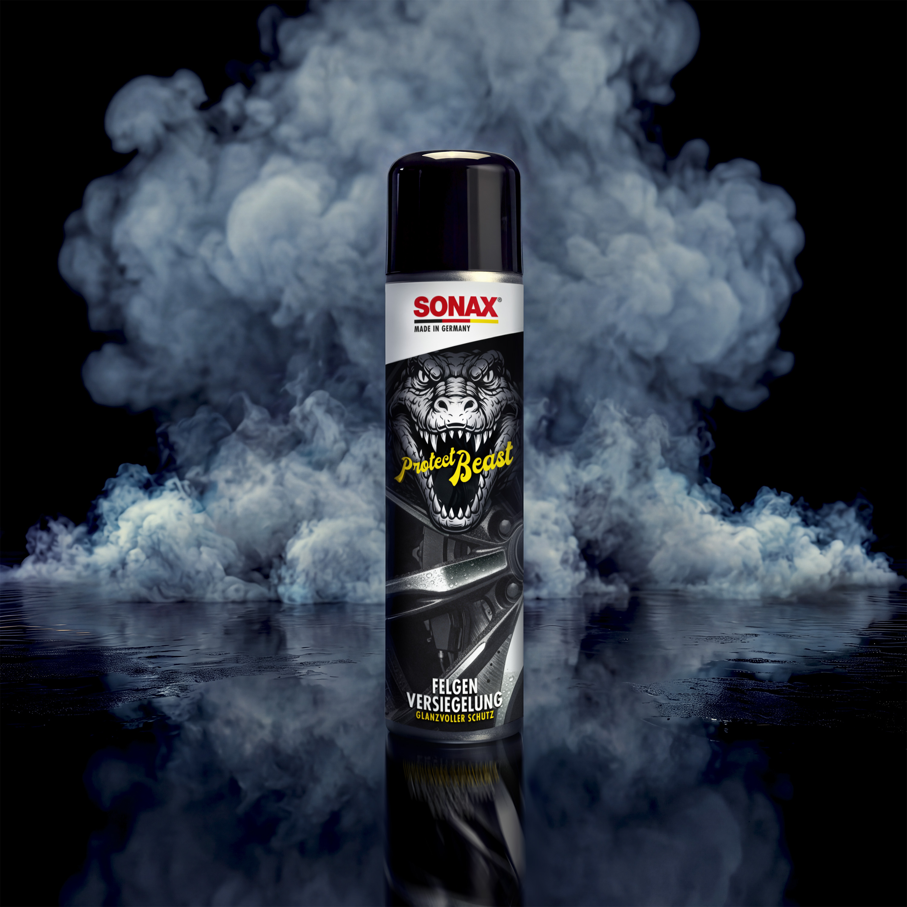 SONAX ProtectBeast vor dunklem, rauchigem Hintergrund mit gelber Schrift und markantem Tiermotiv.
