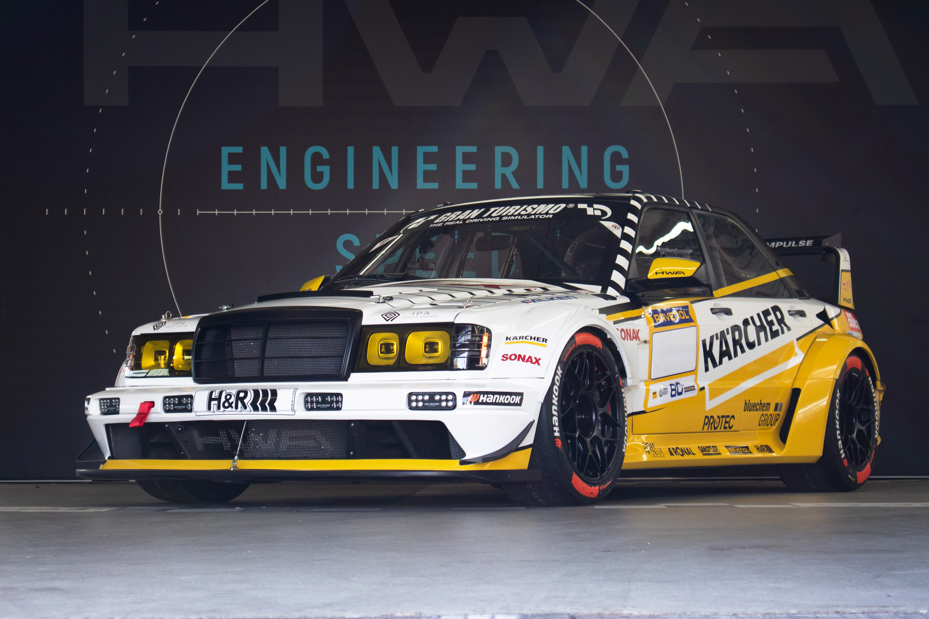 Der EVO.R von HWA auf der Bühne. Im Hintergrund der Schriftzug "Engineering Speed".