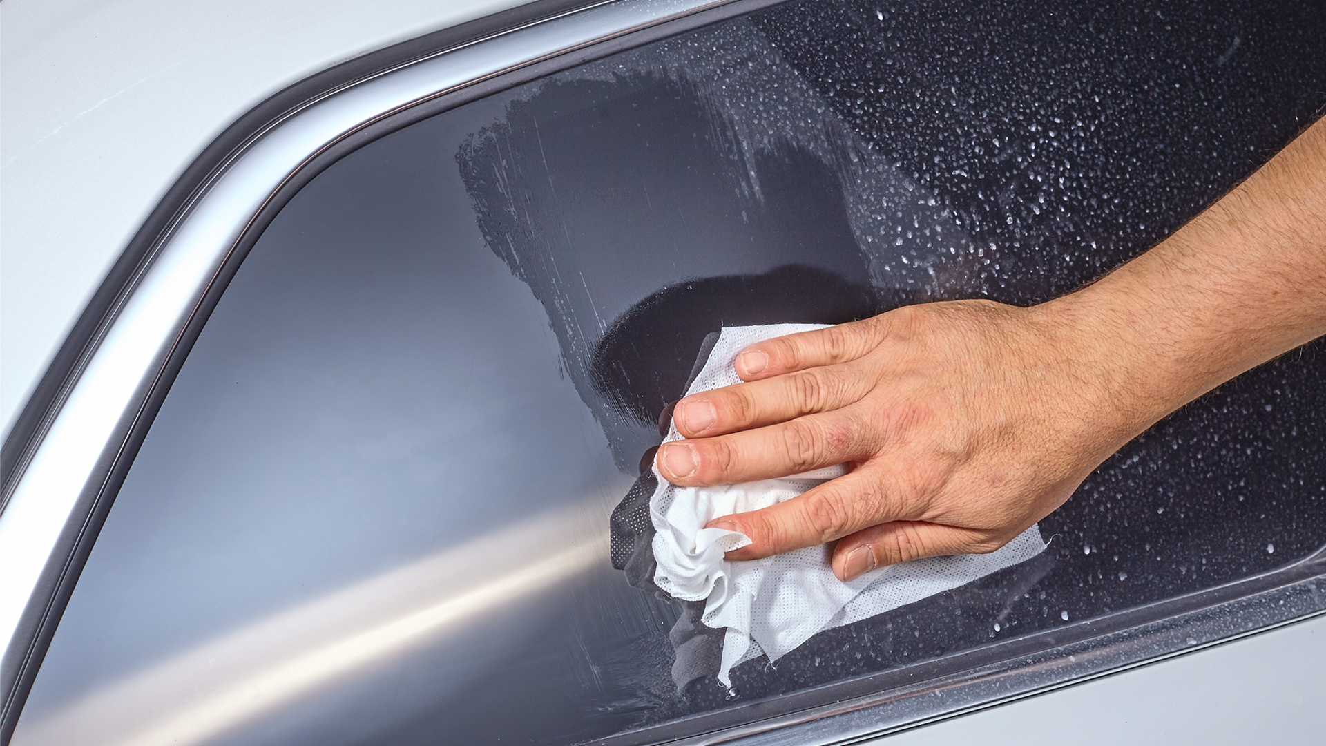 Autoscheiben reinigen: mit Essigwasser wird sie schnell sauber